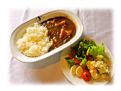 るかのお手製カレーとみんなで作ったサラダ