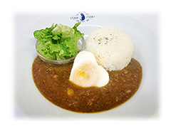 お野菜たっぷりお手製キーマカレー ハートの目玉焼き添え