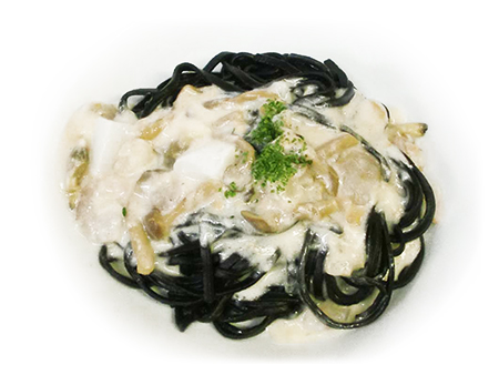 黒パスタ麺×白ソース
