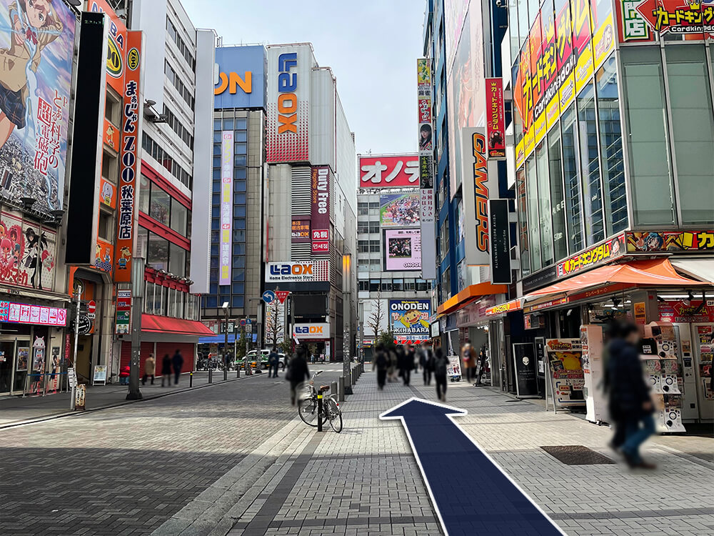 駅を背に右側に見える「オノデン」の看板の方向に進みます。